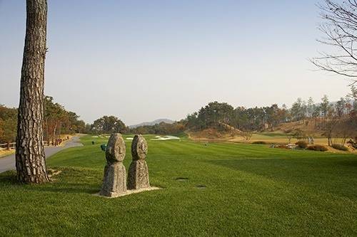 마운틴코스 5번홀 석재 조형물.