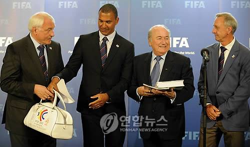 뤼트 굴리트(왼쪽 두번째)와 요한 크라위프(맨오른쪽) [EPA=연합뉴스 자료사진]