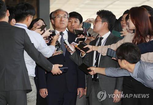 검찰 출석한 '재판개입 의혹' 이민걸 전 기조실장 (서울=연합뉴스) 이지은 기자 = 이민걸 전 법원행정처 기획조정실장이 12일 오전 서울 서초구 서울중앙지검에서 양승태 사법부의 사법농단 의혹과 관련해 조사를 받기 위해 출석해 취재진의 질문을 받고 있다. 2018.9.12      jieunlee@yna.co.kr