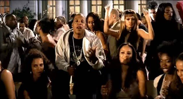 제이지가 뮤직비디오에서 아르망 드 브리냑을 들고 있는 모습. 인터넷 화면 캡처