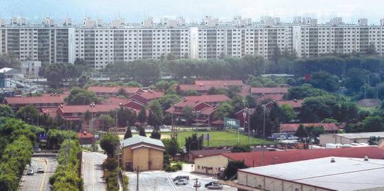 서울 용산구의 미군기지. 주한미군이 경기 평택으로 이전하면 서울 세종대로에 있는 미국 대사관이 옮겨오고 국가공원이 조성된다. [중앙포토]
