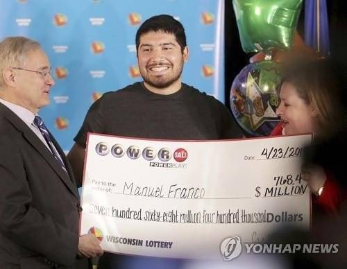 미국 복권사상 3번째 큰 7억6800만 달러 당첨금을 손에 쥔 위스콘신 주민 매뉴얼 프랑코. [AP=연합뉴스]