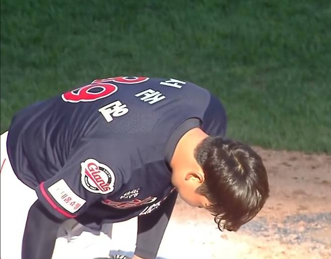 ▲ 롯데 신인투수 서준원이 14일 마산 NC전에서 양의지가 몸에 맞는 공으로 출루하자 모자를 벗고 90도로 허리를 숙여 사과 인사를 하고 있다. ⓒ중계영상 캡처