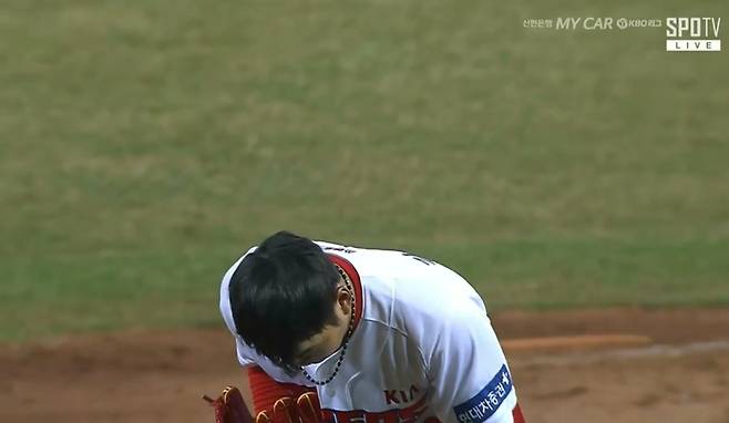 ▲ KIA 신인투수 김기훈이 3월 28일 광주 한화전에서 4회초 김민하가 갑작스럽게 타임요청을 할 때 투구를 멈추려다 공이 엉덩이를 맞히자 허리를 숙여 사과하고 있다 ⓒ 중계 영상 캡처