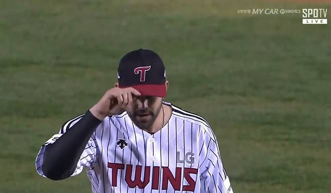 ▲ LG 외국인투수 케이시 켈리가 11일 잠실 삼성전에서 이원석의 몸에 맞는 공을 던진 뒤 한국식으로 고개를 숙이고 사과 인사를 하고 있다. 외국인투수들은 사구 후 좀처럼 사과 인사를 하지 않지만 켈리는 팀동료 타일러 윌슨에게 한국에서 사구 후 인사하는 법을 배웠다고 소개했다. ⓒ 중계 영상 캡처