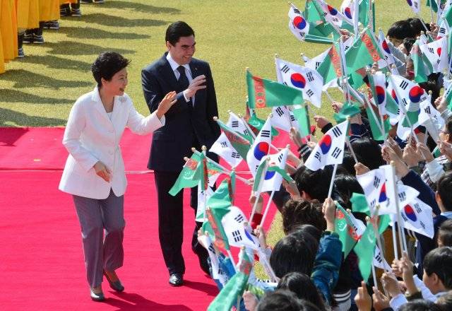 2115년 4월 한국을 국빈 방문한 베르디무하메도프 투르크메니스탄 대통령이 청와대에서 열린 공식환영식에 박근혜 전 대통령과 양국 국기를 흔들며 환영하는 어린이들과 인사하고 있다. 청와대사진기자단.
