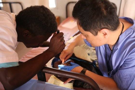 감비아인 자원봉사자 부바와 마취과 전문의 이숭규씨가 환자 눈을 마취하고 있는 모습. 마취과 전문의가 캠프에 동행하면 같은 기간에 더 많은 환자들을 수술할 수 있다. [사진 비전케어]