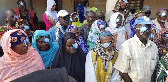 12일 지난 4일동안 백내장 수술을 받은 환자들이 한 자리에 모여 수술 후 주의사항을 듣고있는 모습. 의료진이 붙여준 안구보호대를 변형해 착용한 모습도 보인다. 김지아 기자