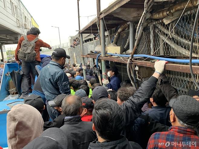 서울중앙지법과 수협중앙앙회가 25일 오전 10시10분부터 서울 동작구 옛 노량진 시장의 전체 판매자리와 부대·편의시설 119개소에 대한 명도 강제집행에 나서며 시장 상인들과 충돌하고 있다. /사진=김지성 인턴기자