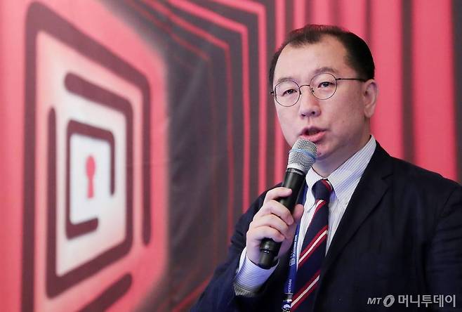 &nbsp;이영달 한국기업가정신기술원 원장이 25일 서울 여의도 콘래드호텔에서 열린 머니투데이미디어 글로벌 콘퍼런스 '2019 키플랫폼-분과세션1 금융산업의 와해'에서 '미국과 아세안 은행 부문의 와해적 혁신가들'에 대해 발표하고 있다. / 사진=김창현 기자 chmt@