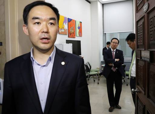 바른미래당 사법개혁특위 위원인 채이배 의원이 25일 오후 서울 영등포구 여의도 국회 본청 운영위원장실 앞에서 인터뷰를 하고 있을때 홍영표 더불어민주당, 김관영 바른미래당 원내대표가 지켜보고 있다.