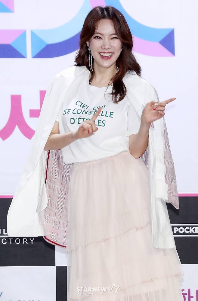 [★포토]김나희, '애교 넘치는 비행기 타고'