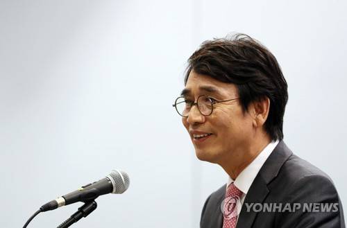 환영사하는 유시민 이사장 (서울=연합뉴스) 이지은 기자 = 유시민 노무현재단 이사장이 25일 오후 서울 마포구 연세대 김대중도서관에서 고(故) 김대중 전 대통령과 고 노무현 전 대통령의 10주기와 4·27 판문점선언 1주년을 맞아 열린 공동학술행사에서 환영사를 하고 있다. 2019.4.25 jieunlee@yna.co.kr
