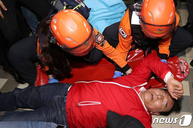 박덕흠 자유한국당 의원이 26일 새벽 서울 여의도 국회 의안과 앞에서 더불어민주당 의원들의 법안 제출을 막는과정에서 부상을 당해 119구조대원들의 들것에 실려나가고 있다. 2019.4.26/뉴스1 © News1 이종덕 기자