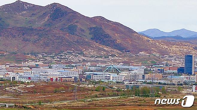 4·27남북정상회담 1주년을 하루 앞둔 26일 오후 경기 파주시 장단면 도라산전망대에서 개성공단이 보이고 있다. 2019.4.26/뉴스1 © News1 한산 기자