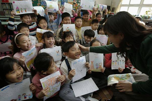 서울 강서구 신곡초등학교에서 선생님이 발표한 학생을 칭찬하고 있다. 한국일보자료사진.