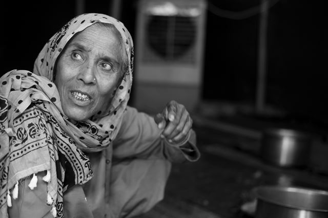 인도 하리아나주의 로힝야 난민 캠프에서 만난 누르 아차(91) 할머니의 모습. 나이가 무색할 만큼 정정해 보이는 그는 “라카인주 부티동 타운십에서 왔다”면서도, 언제 누구와 함께 인도에 왔는지는 기억하지 못했다. 하리아나=이유경 기자 제공
