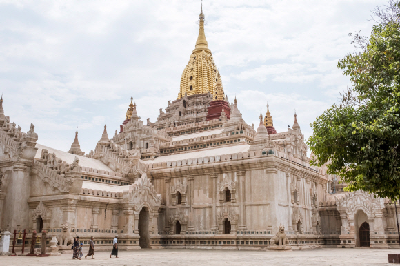 미얀마에서 가장 아름다운 사원으로 꼽히는 아난다 사원 전경. 1105년쯤 창건됐다고 전해지는 아난다 사원은 동남아시아 불교 건축의 정수라는 평가를 받을 만큼 건축미가 빼어나다. 내부에 불상과 벽화도 잘 보존돼 있다.