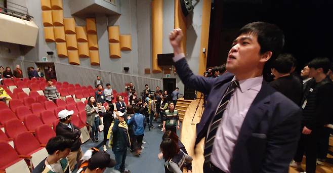 박종원 삼송지구공동주택입주자대표연합회장이 광역자원순환센터 건립 반대를 외치고 있다.(사진=정재훈기자)