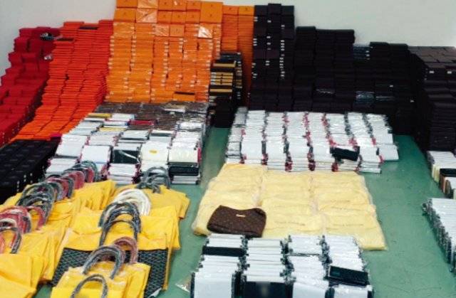 정부 차원에서 지속적으로 짝퉁 생산업자들을 적발하고 있지만 쉽사리 근절되지 않고 있다. 4월 5일 부산의 짝퉁 해외명품 유통업자 사무실에서 압수한 물품들. [뉴시스]