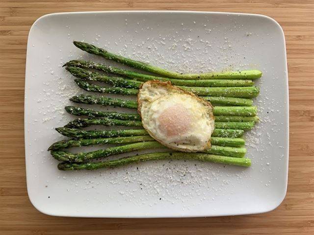 전채요리로 내기 좋은 계란과 아스파라거스. 게티이미지뱅크