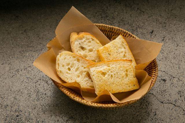 코스 요리에 곁들일 빵은 미리 준비해두는 게 좋다. 게티이미지뱅크