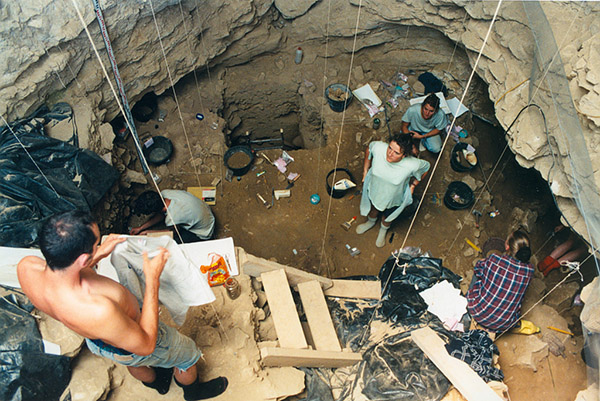 ⓒFlickr 고고학자들이 식인 행위 흔적이 발견된 프랑스의 물라 게르시 동굴을 발굴하고 있다.