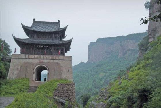 촉나라 시대 대표적 요새인 검각. 촉나라는 험준한 지형으로 1명이 1만명을 상대할 수 있다고 여겨졌다. [중앙포토]