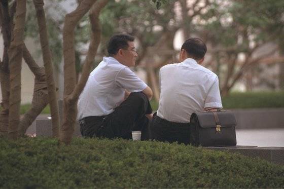 어느 순간부터 우리 사회에서 '아저씨'는 부정적 어감을 가진 언어가 됐다. [중앙포토]