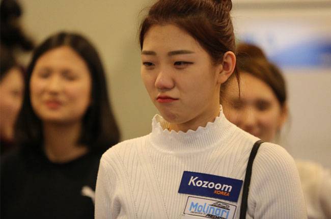 권보미가 풀투어 2차대회 시상식에서 기뻐하며 울먹이고 있다. 권보미는 "그동안 열심히 해온 것들이 생각나서 눈물이 났다"고 회상했다. (사진제공=대한당구연맹)