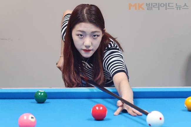 천진난만한 미소를 띤 겉모습과는 다르게 권보미는 "지독한 노력파"라는 평이 많다. 권보미는 경기도 고양시 집에서 서울 김가영포켓볼아카데미까지 매일 3시간을 왕복하며 하루 8시간씩 연습에 매달린다.