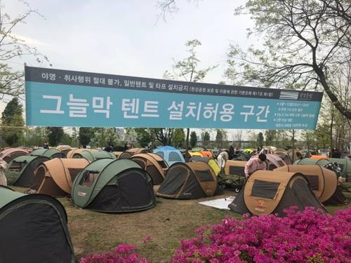주말 '텐트촌'으로 변신한 여의도 한강공원 (서울=연합뉴스) 고현실 기자 = 27일 오후 여의도 한강공원에 텐트들이 빼곡히 들어서 있다. 2019.4.28 okko@yna.co.kr