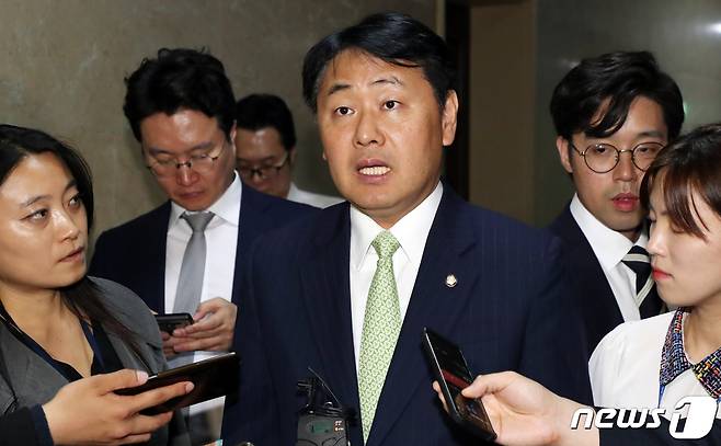 김관영 바른미래당 원내대표가 25일 서울 여의도 국회에서 홍영표 더불어민주당 원내대표와 면담을 하기위해 운영위원장실로 들어가고 있다. 2019.4.25/뉴스1 © News1 김명섭 기자