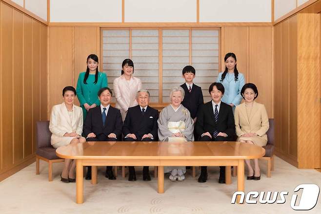 일본 왕실 사진. 정중앙이 30일 퇴위하는 아키히토(明仁) 일왕 부부. © AFP=뉴스1