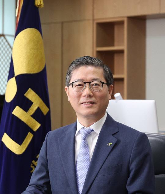 29일 취임한 변창흠 LH 사장은 취임사에서 사람을 먼저 생각하는 주거복지를 특히 강조했다. LH 제공