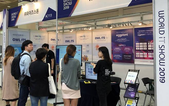 와이즈스톤 부스에 방문한 참관객에게 Eggplant와 OWL ITS를 소개하는 모습.