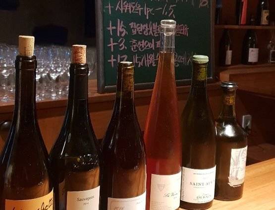 심주석 셰프가 운영하는 내추럴 와인바인 서울 연남동 ‘게스트로펍 미러’. [염지현 기자]
