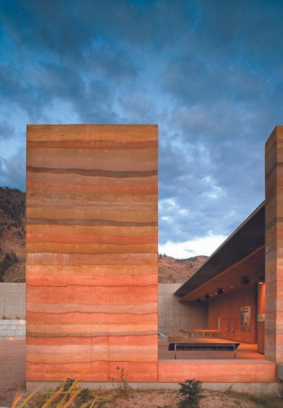 흙다짐으로 지은 캐나다 '인카밉 사막문화센터'의 모습. 문화센터가 들어선 인디언 영역 내 영토에서 채취한 흙에 안료를 섞어 층층이 다졌다. [사진 효형출판］