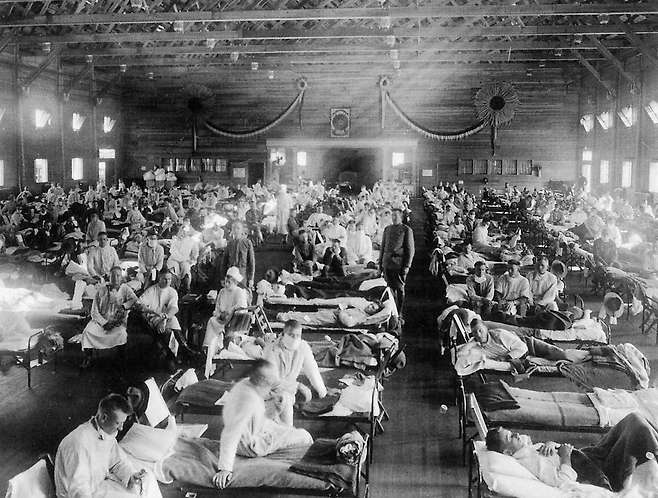 스페인독감이 유행했던 1918년 미군이 감염된 병사들을 분리해 관리하는 모습미국 질병통제예방센터(CDC) 제공