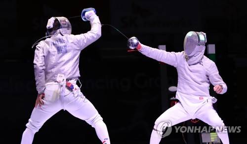 김정환 '받아라!' (서울=연합뉴스) 김인철 기자 = 지난 28일 오후 서울 송파구 올림픽공원 SK올림픽핸드볼경기장에서 열린 2019 SK Telecom 서울 국제그랑프리 세계선수권대회 남자 개인전 준결승전에서 대한민국 김정환(오른쪽)이 헝가리 아론 실라지를 피해 공격을 시도하고 있다.