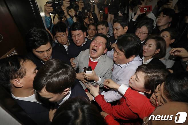 29일 오후 서울 여의도 국회 내 문화체육관광부 회의장에서 열린 사법개혁특별위원회에 참석하기위해 자유한국당 의원들이 진입을 시도하고 있다. 2019.4.29/뉴스1 © News1 임세영 기자