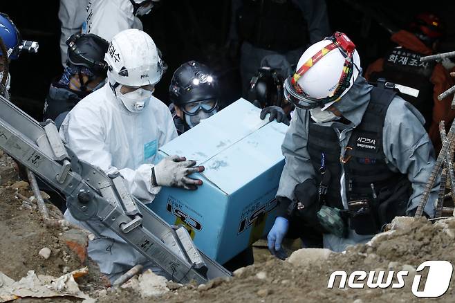 26일 오후 서울 서대문구 충정로 KT 아현국사 통신구 화재현장에서 국립과학수사연구원, 경찰, 소방대원 등이 2차 합동감식을 하고 있다. 2018.11.26/뉴스1 © News1 안은나 기자
