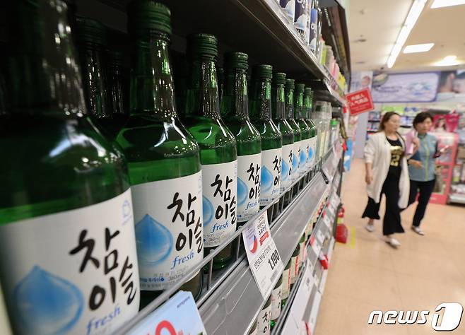 24일 오전 서울의 한 대형마트에서 고객들이 소주를 고르고 있다. 하이트진로가 오는 5월 1일부터 소주 출고가격을 6.45% 인상한다. 참이슬 후레쉬와 참이슬 오리지널(360㎖)의 공장 출고가격이 병당 1015.7원에서 65.5원 오른 1081.2원으로 인상되며 소주 가격 인상은 2015년 11월 이후 3년5개월 만이다. 2019.4.24/뉴스1 © News1 신웅수 기자