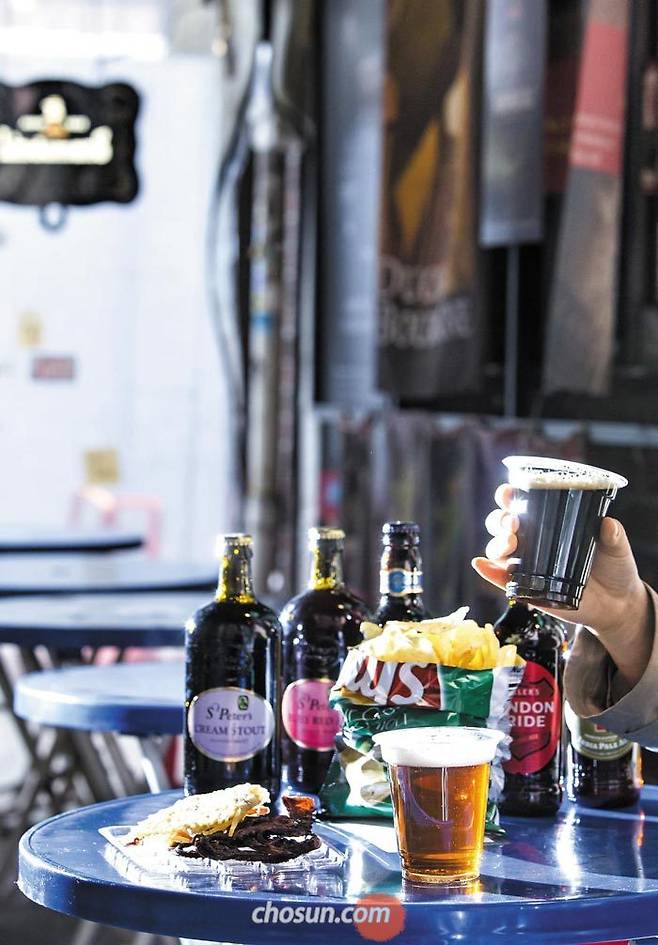 서울 이태원에 있는 가맥집 '우리슈퍼'는 각종 수입 맥주를 갖춰 유명해진 곳이다. 안주는 과자와 마른안주 정도밖에 없지만 언제나 앉을 자리가 모자랄 정도로 인기다. /영상미디어 김종연 기자