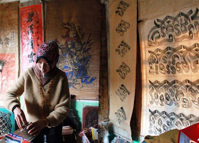 동연화촌의 골동품 가게 주인과 아랍 문자 병풍.