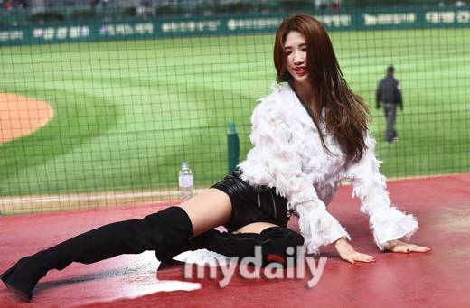 [MD포토] 무대에 앉아서 유혹하는 치어리더 김희진