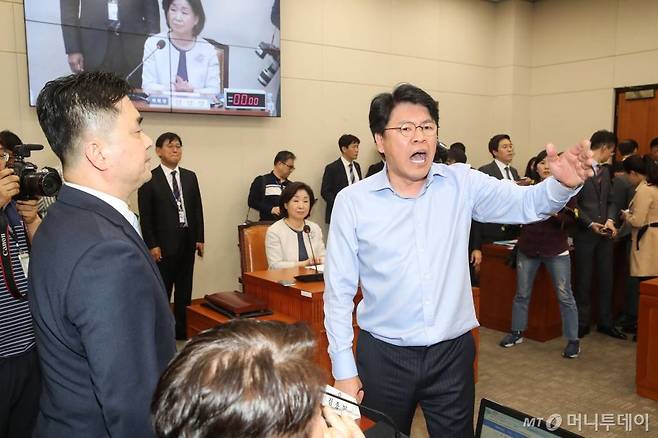 자유한국당 장제원 정치개혁특별위원회 간사가 29일 오후 서울 여의도 국회 정무위원회 회의장에서 열린 정개특위 회의에서 항의하고 있다./사진=이동훈 기자