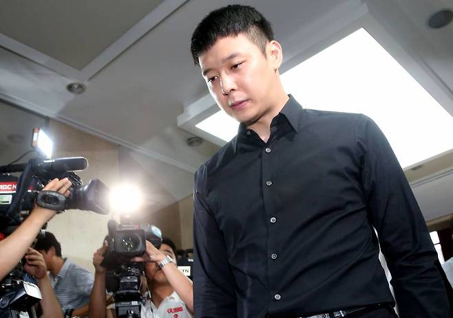 2016년 성폭행 혐의를 받았던 박유천이 서울 강남경찰서로 출두하고 있다./사진=홍봉진기자 honggga@