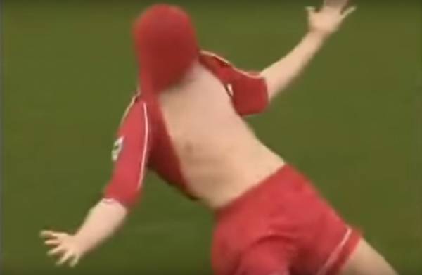 맨유전 득점 후 기쁨에 상의를 뒤집어 쓴 리세