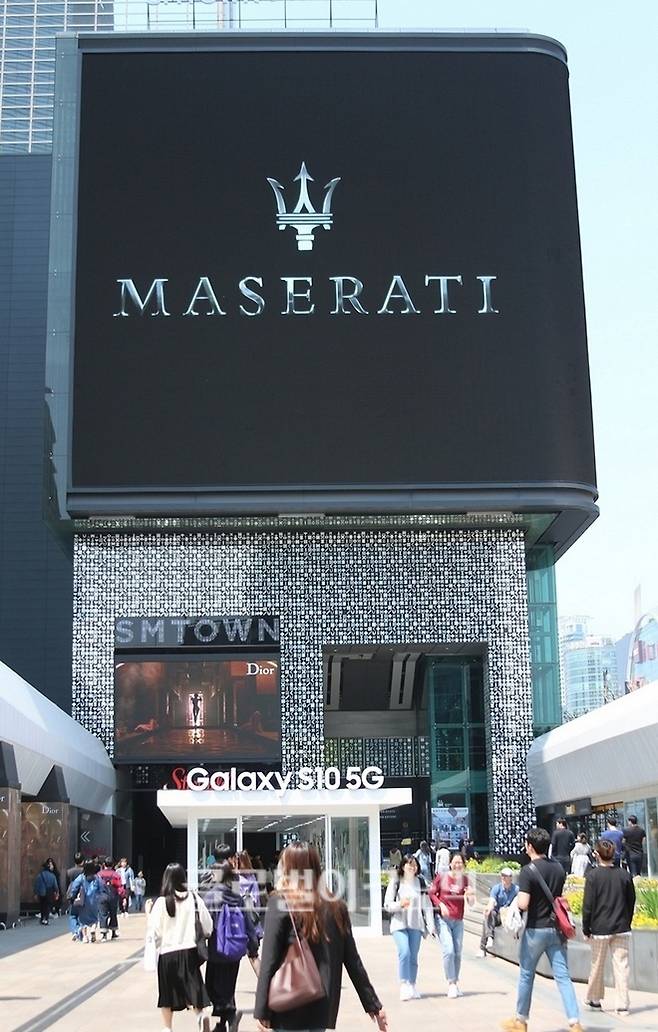지난달 이곳에서 LG전자와 5G 서비스를 알린 LG유플러스가 미디워 월을 통해 지속적으로 5G 서비스를 알리고 있다. 영화 기생충이 이번에는 SM타운으로 올라갔다.